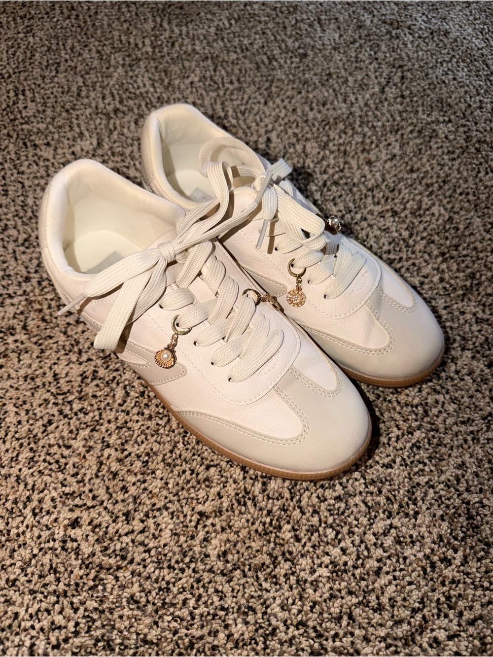 Dolce Vita Cream Quantum
Celestial Beach Charm Bicolor
Sneakers